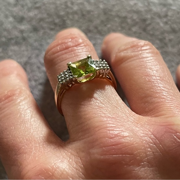 14k gold and Princess cut Peridot ring - Picture 8 of 12
